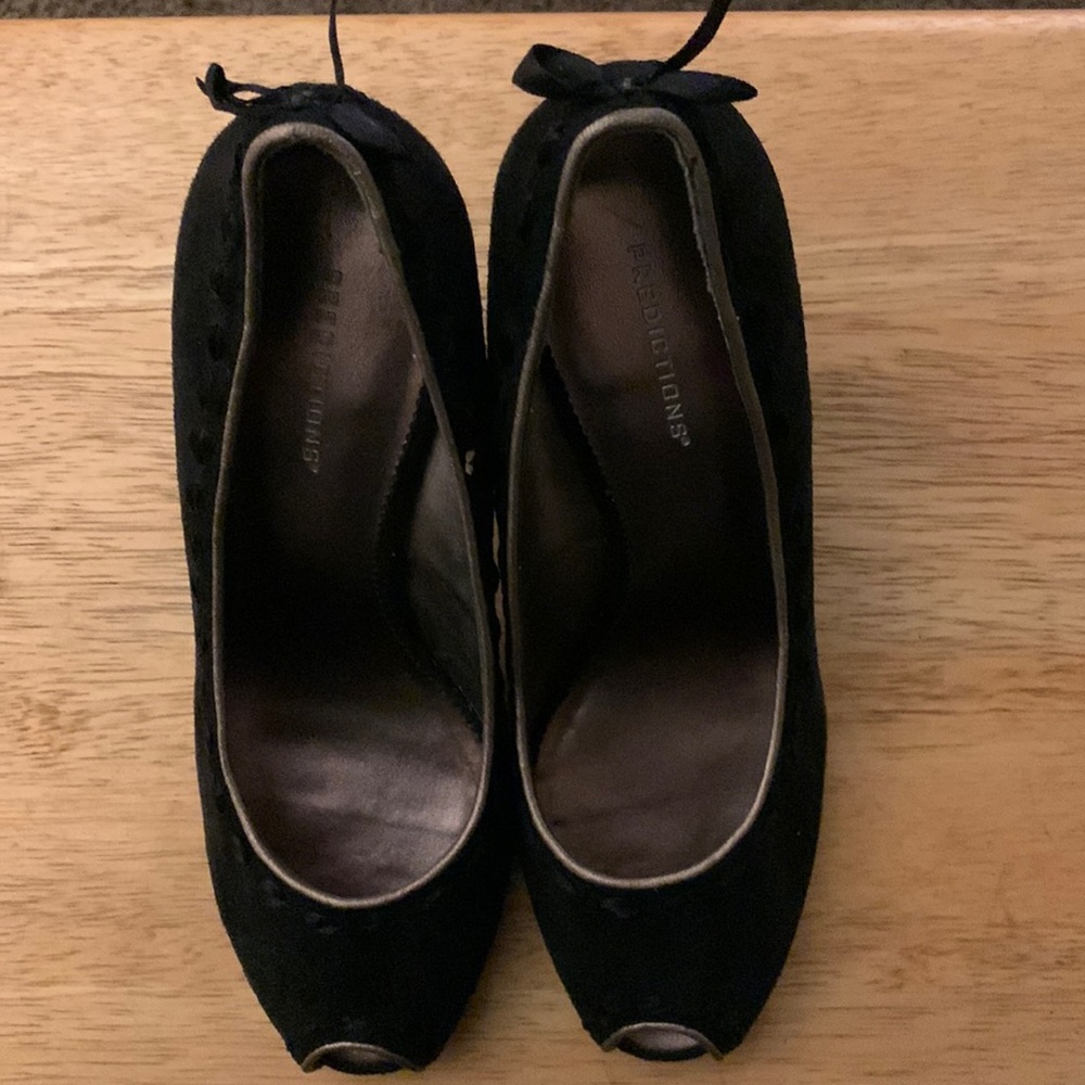 8 1/2 Black suede shoes excellent condition.  Toe out